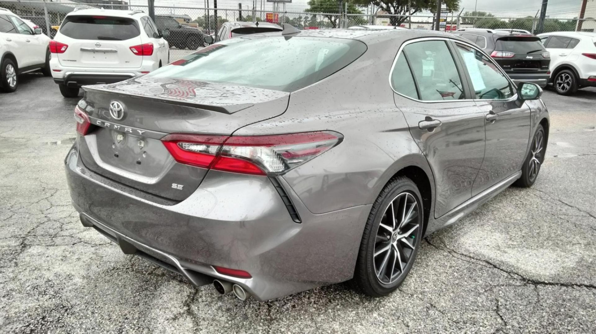 2022 Gray /BLACK Toyota Camry SE (4T1G11AK9NU) with an 2.5L L4 DOHC 16V engine, 8A transmission, located at 1842 Wirt Road, Houston, TX, 77055, (713) 973-3903, 29.805330, -95.484787 - Photo#4